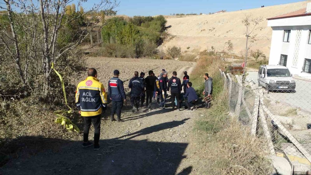 Trafiğe kapalı yola giren araç dere yatağına uçtu: 1 ölü