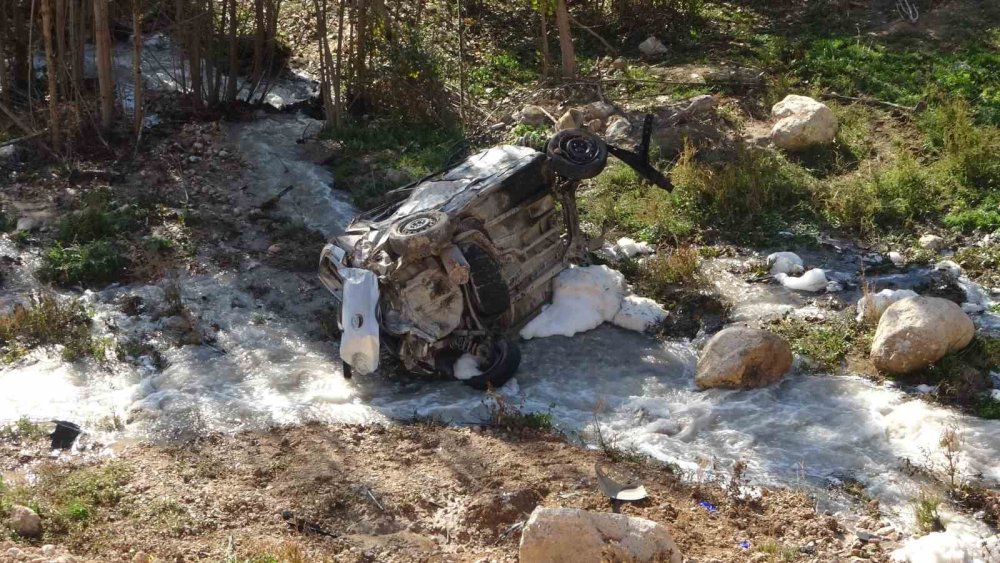 Trafiğe kapalı yola giren araç dere yatağına uçtu: 1 ölü