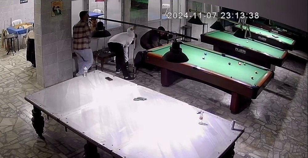 Kafasına bilardo topu gelen genç yere yığıldı