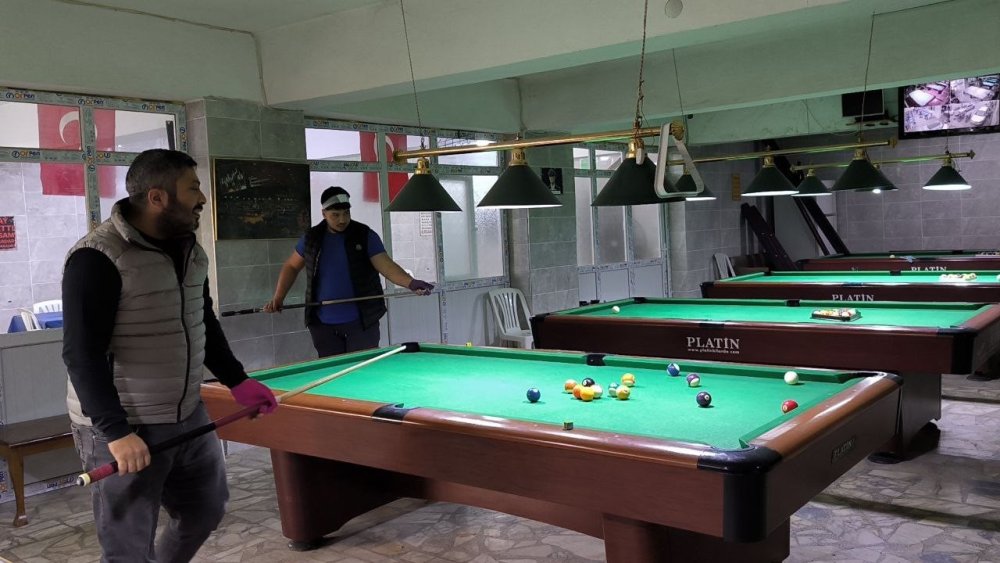 Kafasına bilardo topu gelen genç yere yığıldı