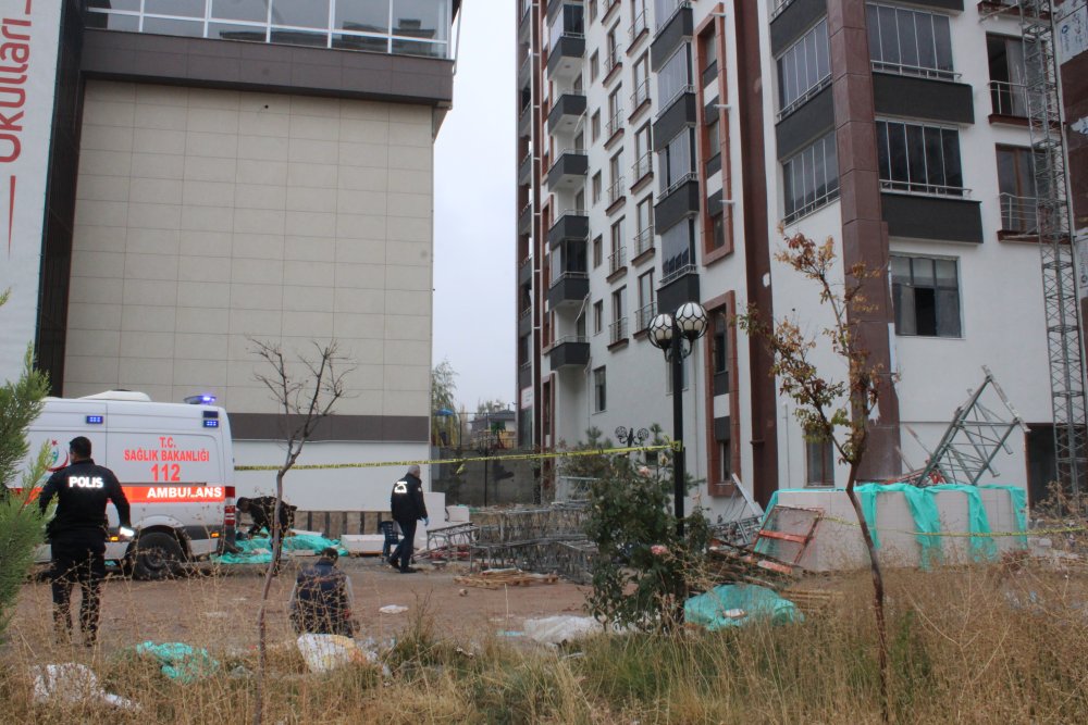 11 katlı binanın tadilatında iskele çöktü: 2 ölü