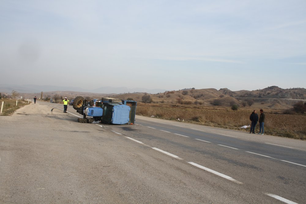 Çorum'da işçi servisi ile traktör çarpıştı: 1'i ağır 16 yaralı