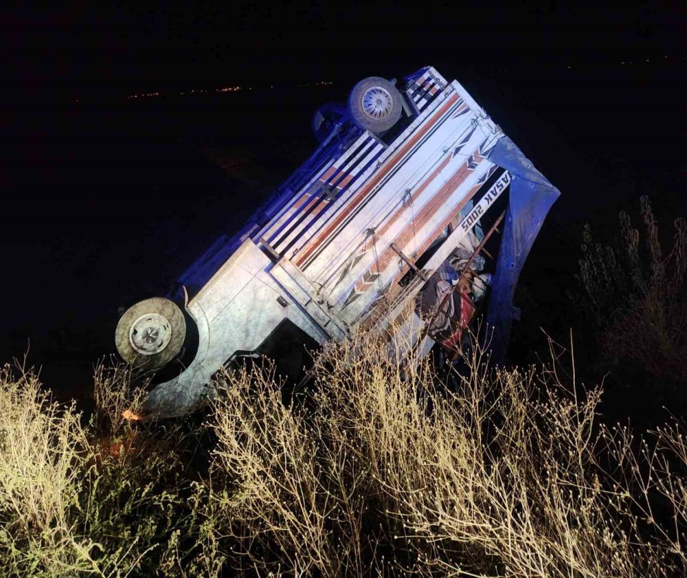 Konya'da kamyonet şarampole uçtu: 6 yaralı