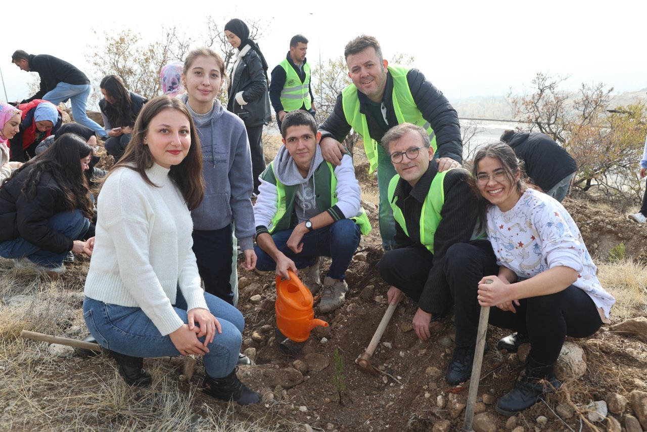 konyali-universiteli-gencler-fidanlari-toprakla-bulusturdu-2.jpg