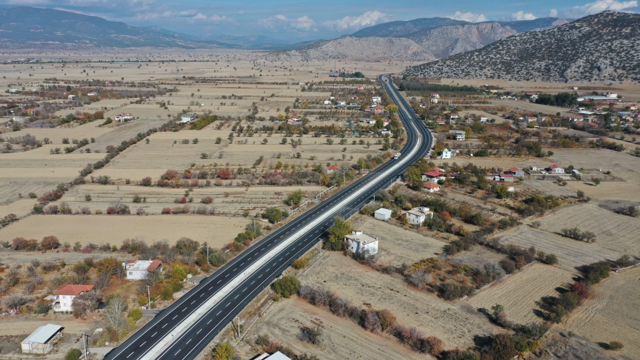 23-ayri-kara-yolu-projesi-devam-ediyor-birisi-konyayi-ilgilendiriyor-1.jpg