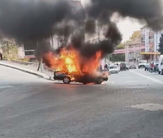 Konya'daki muhtarın arabası alev topuna döndü! Canını zor kurtardı