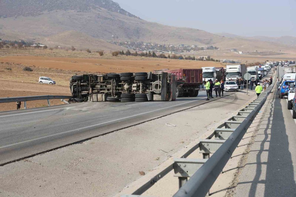 Konya'da karşı şeride geçen kamyon başka bir kamyonla çarpıştı: 2 ölü