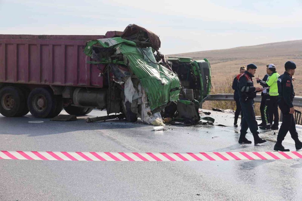 Konya'da karşı şeride geçen kamyon başka bir kamyonla çarpıştı: 2 ölü