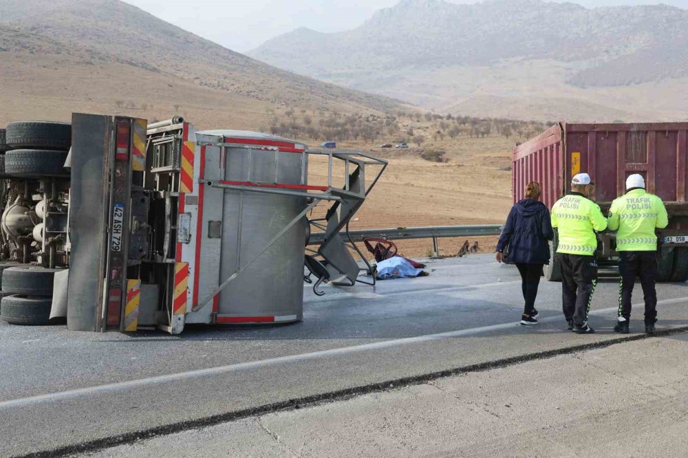 Konya'da karşı şeride geçen kamyon başka bir kamyonla çarpıştı: 2 ölü