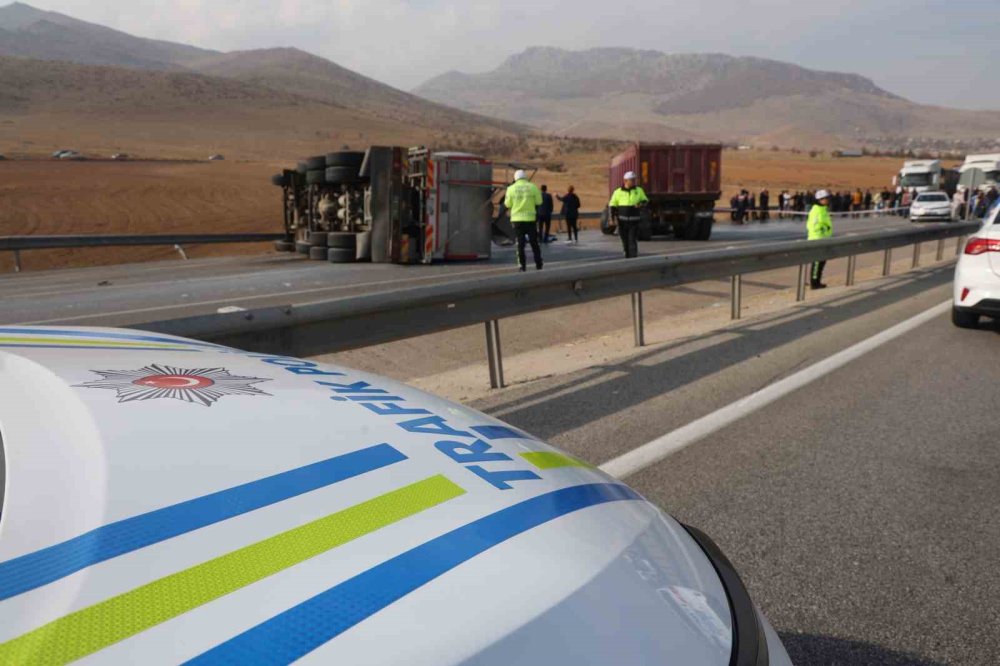 Konya'da karşı şeride geçen kamyon başka bir kamyonla çarpıştı: 2 ölü