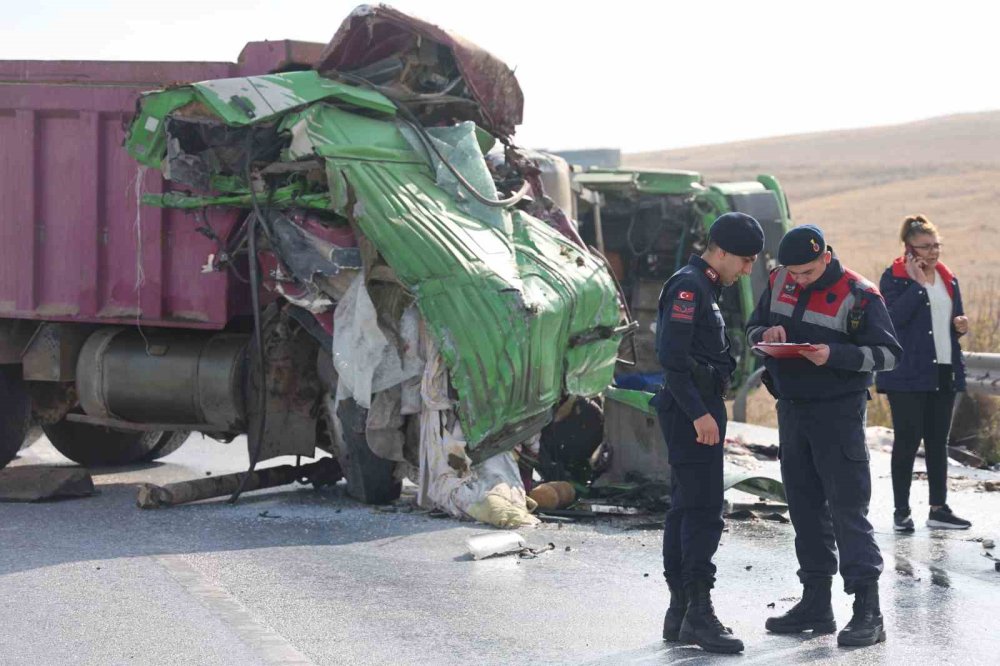 Konya'da karşı şeride geçen kamyon başka bir kamyonla çarpıştı: 2 ölü