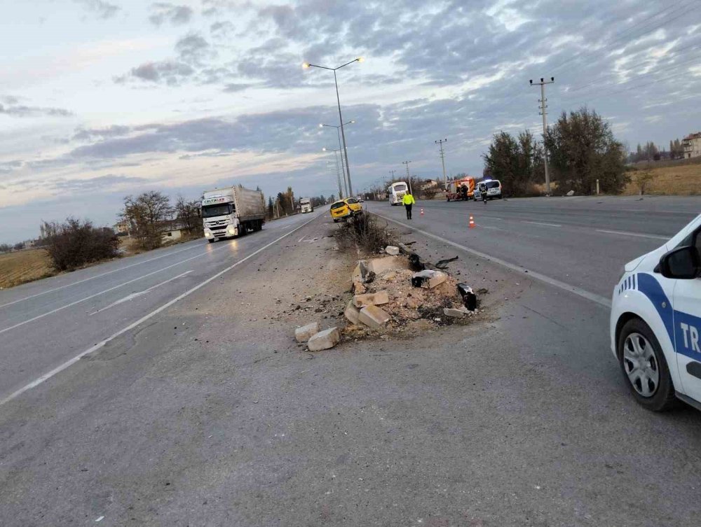 Konya’da ticari taksi aydınlatma direğine çarptı, yaralılar var