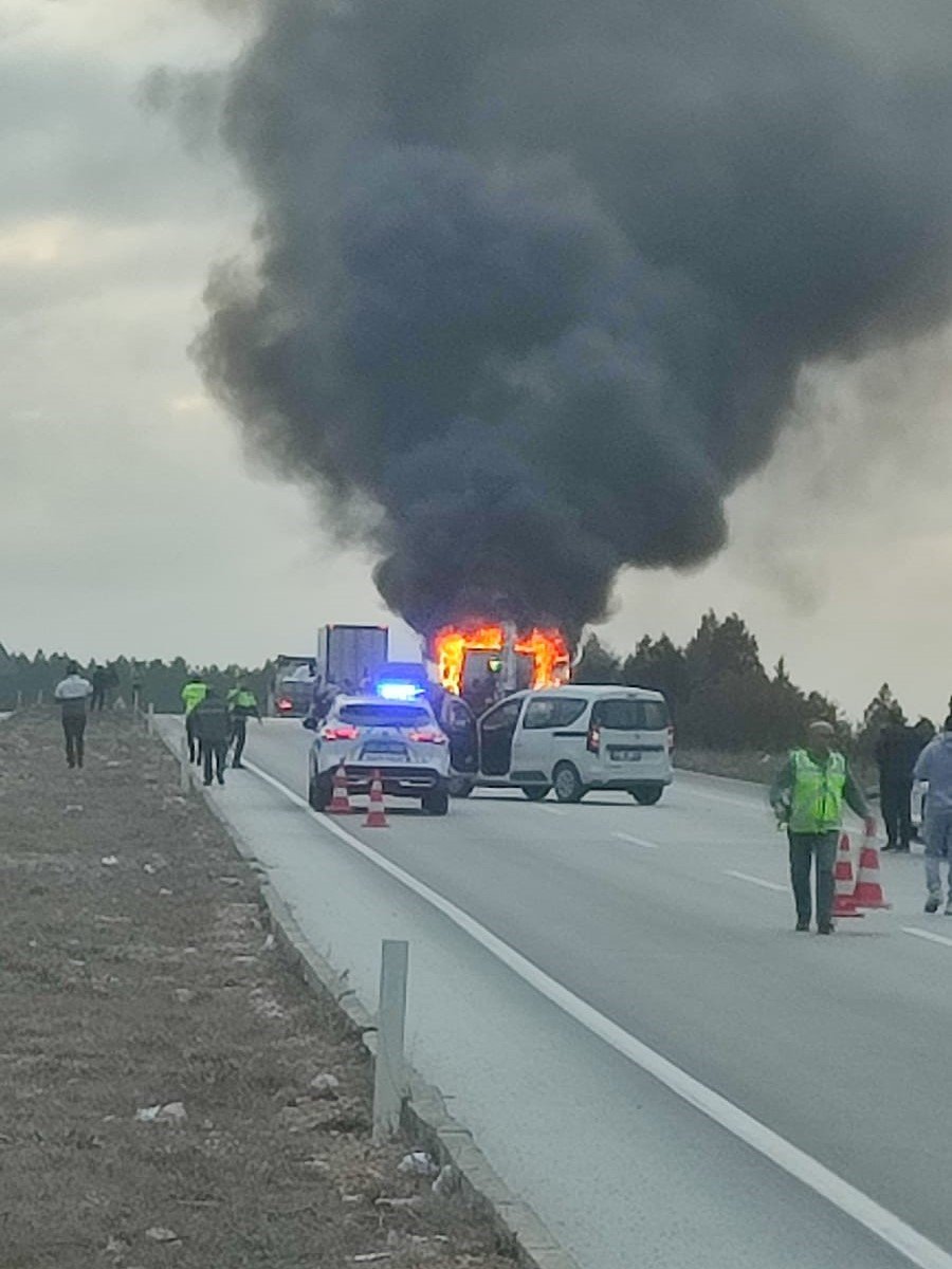 Konya’da oto çekici alev alev yandı