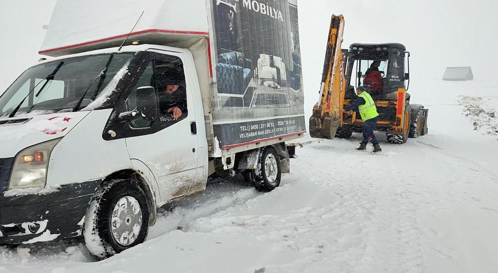 Kar nedeniyle yolda kalan kamyonet, kurtarıldı