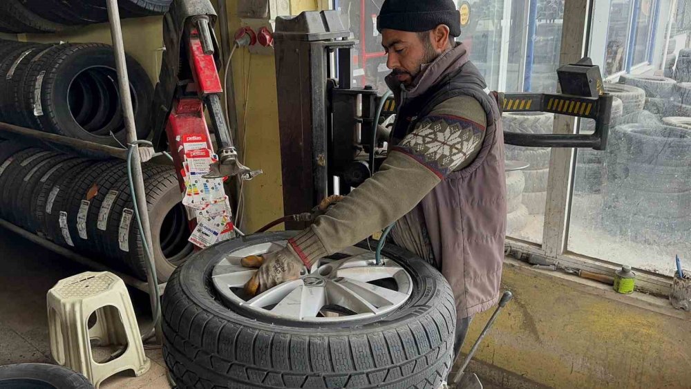 Lastikçilerde kış yoğunluğu başladı