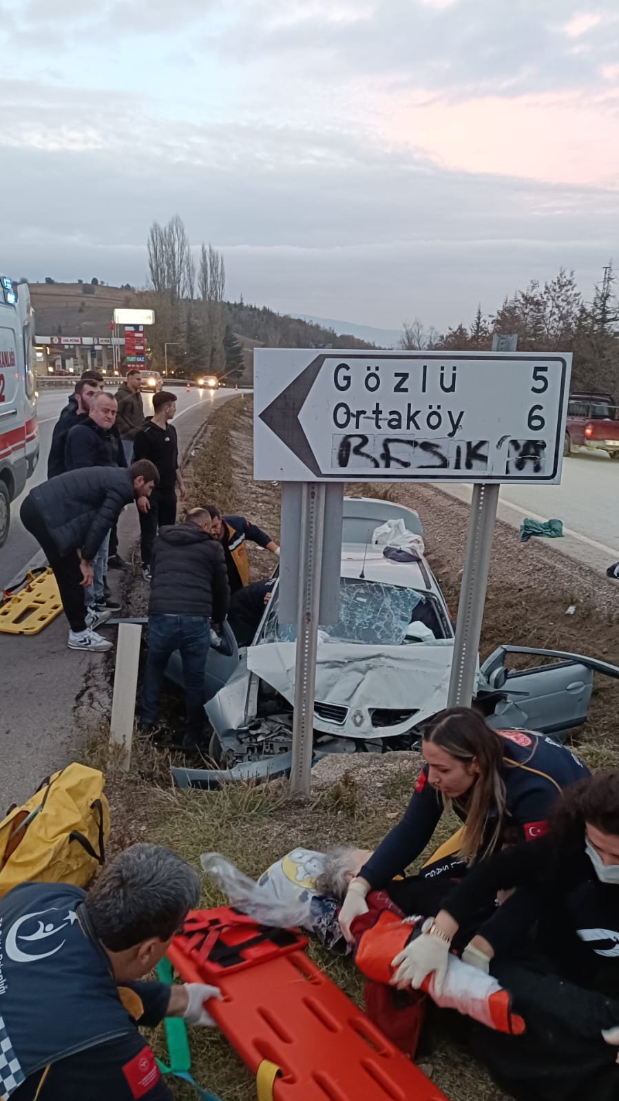 Otomobil beton bariyerlere çarptı: 1 ölü, 3 yaralı