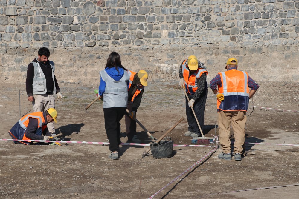 10 bin yıllık Amida Höyük kazısında rozet bulundu