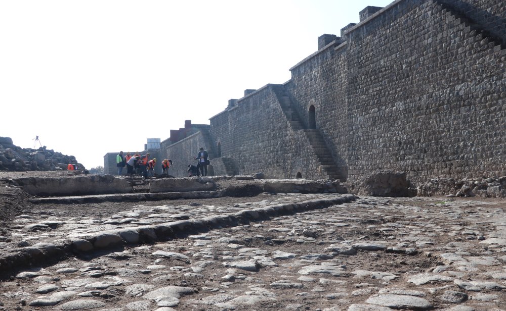 10 bin yıllık Amida Höyük kazısında rozet bulundu