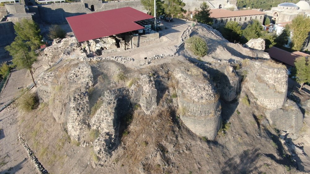 10 bin yıllık Amida Höyük kazısında rozet bulundu