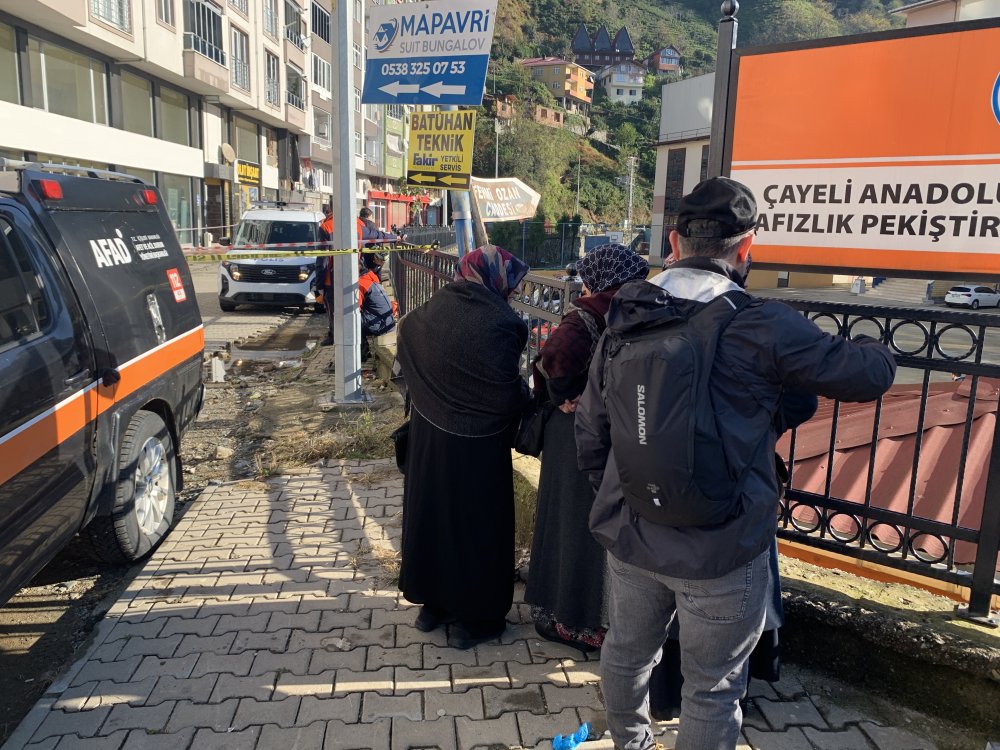 Rize'de heyelanın vurduğu evlere 60 ton toprak girmiş