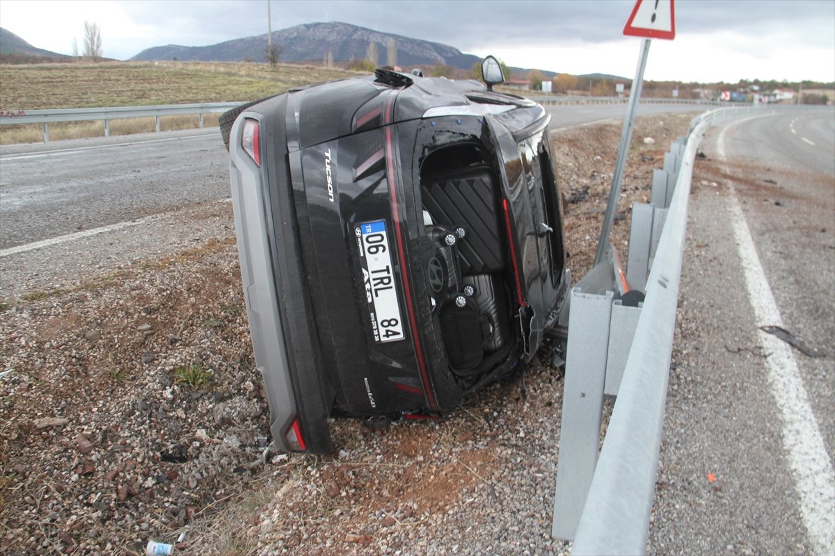 konyada-bariyerlere-carparak-devrilen-otomobildeki-3-kisi-yaralandi.jpg