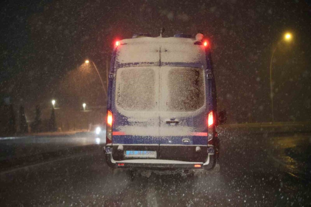 Konya’da kar yağışı etkili oluyor! Yollar trafiğe kapandı