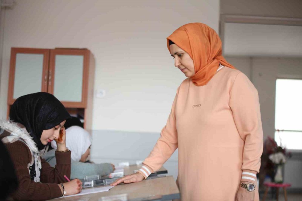 Konya'daki fedakar öğretmen öğrencilere hem anne hem baba oldu