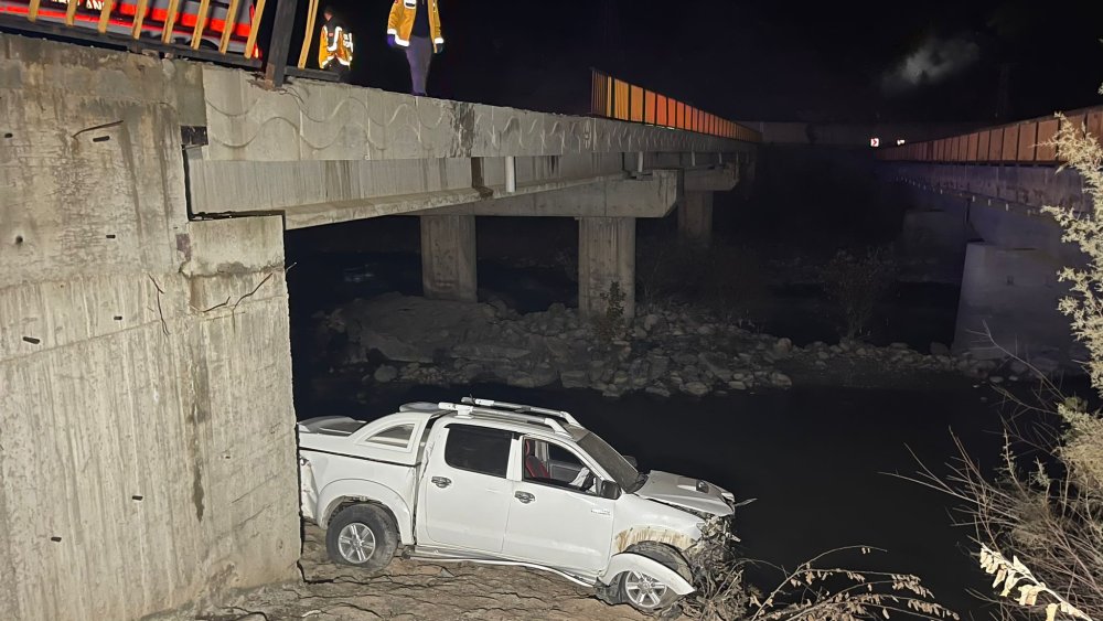 Hakkari'de 15 metre yükseklikteki köprüden Zap Suyu'na uçan kamyonette 4 kişi yaralandı