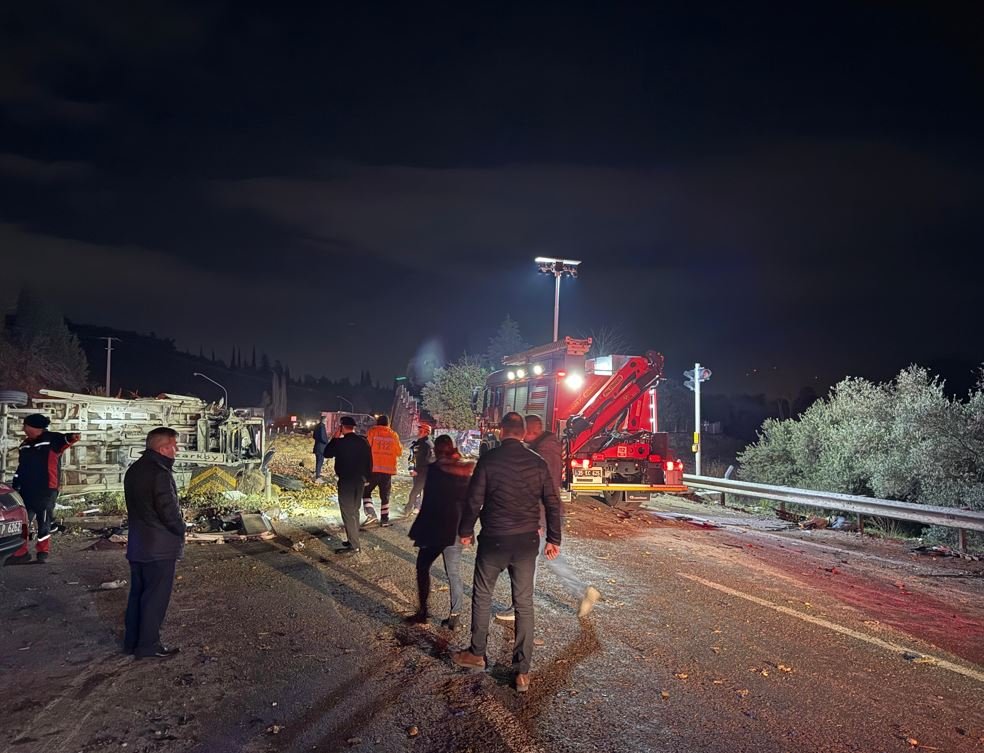 İzmir'de 6 araç zincirleme kazaya karıştı: 3 ölü, 7 yaralı