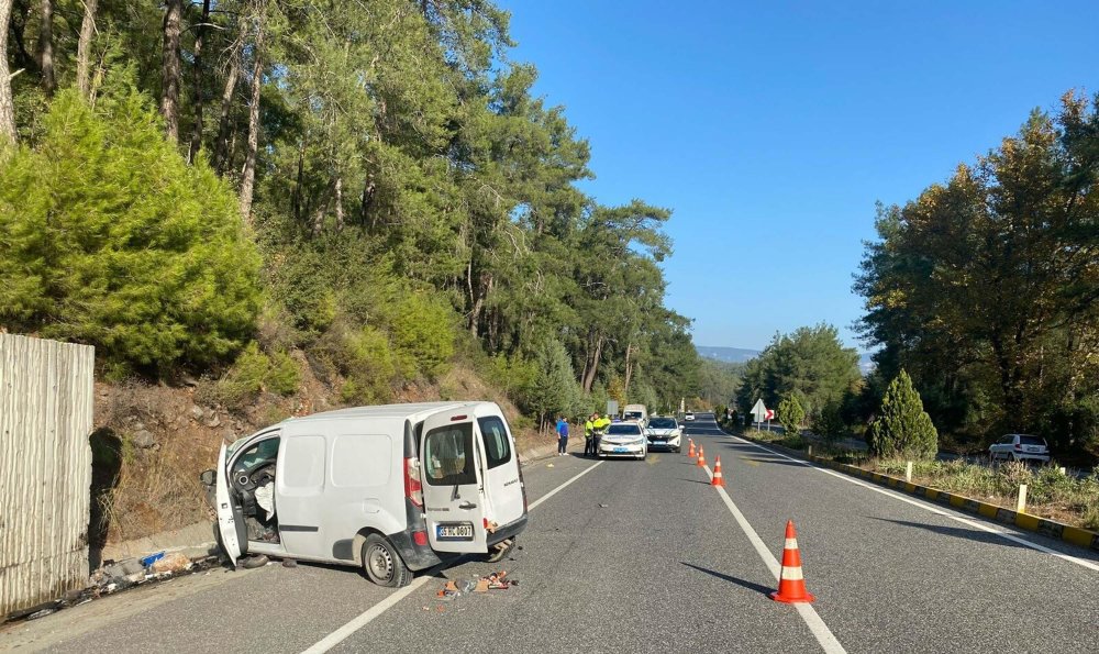 Kamyonet, istinat duvarına çarptı; 2 çocuk öldü, sürücü baba yaralı