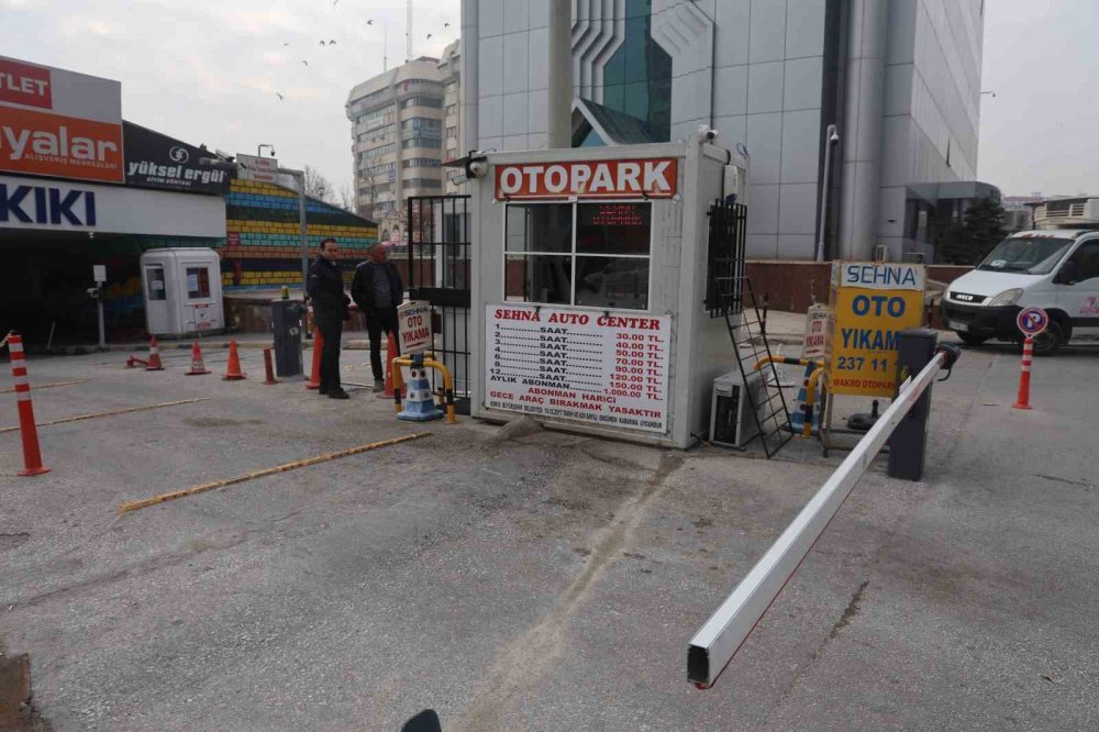 Konya'da doktor ve babasının 30 liralık otopark kavgası kamerada