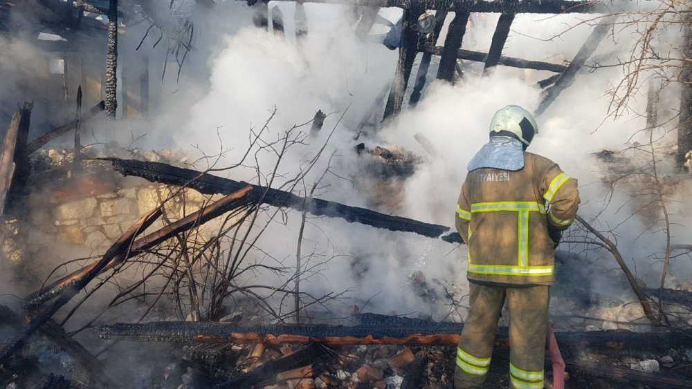 Alevlere teslim oldu... 350 yıllık konaktan geriye harabesi kaldı