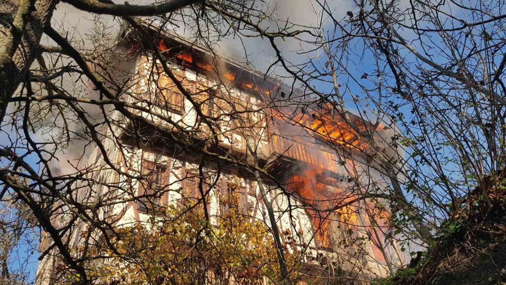 Alevlere teslim oldu... 350 yıllık konaktan geriye harabesi kaldı