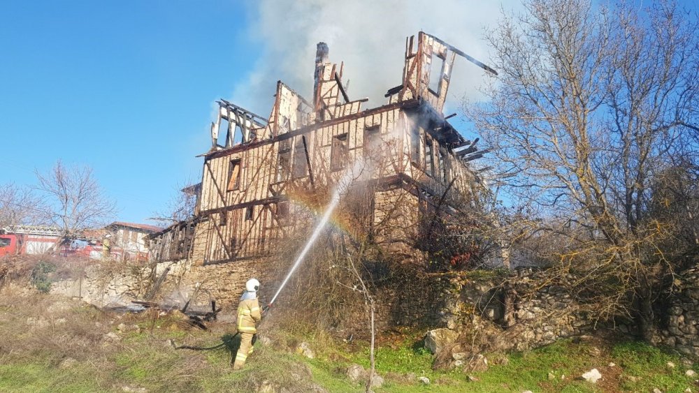 Alevlere teslim oldu... 350 yıllık konaktan geriye harabesi kaldı