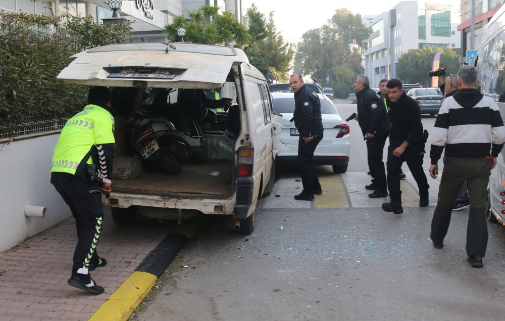 Antalya'da hırsızlık... 'Yarın kıyamet kopacak' diyerek minibüs çaldı