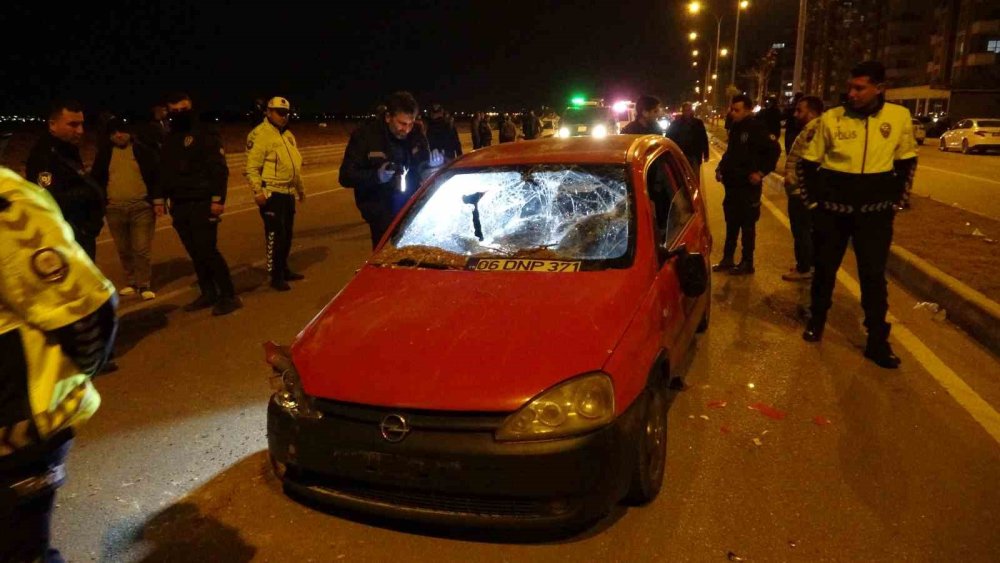 Otomobilin çarptığı motosikletli öldü, yakınları parke taşlarıyla araca saldırdı