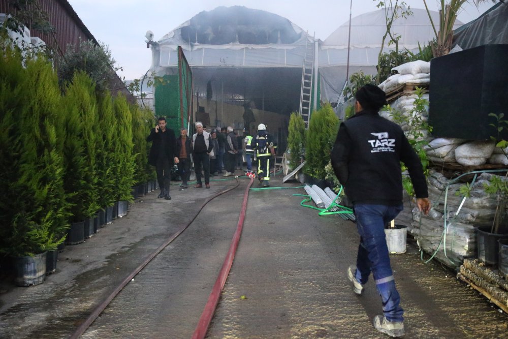 Alanya'da depodaki yangın muz sarartma tesisine sıçradı