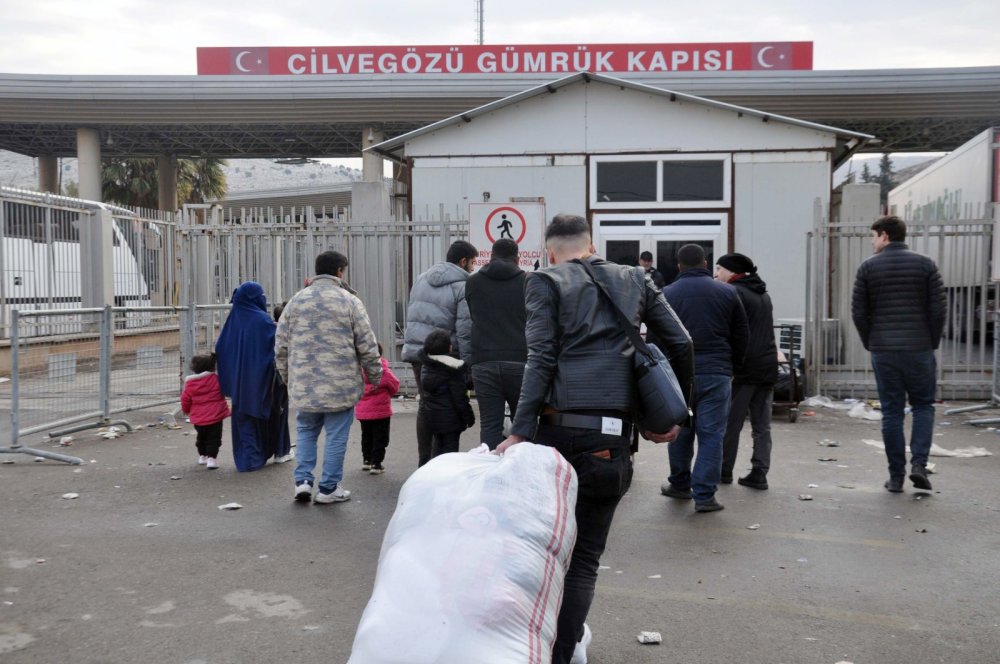 Şimdi Halep'e gidiyorum... Suriyelilerin ülkelerine geçişleri sürüyor