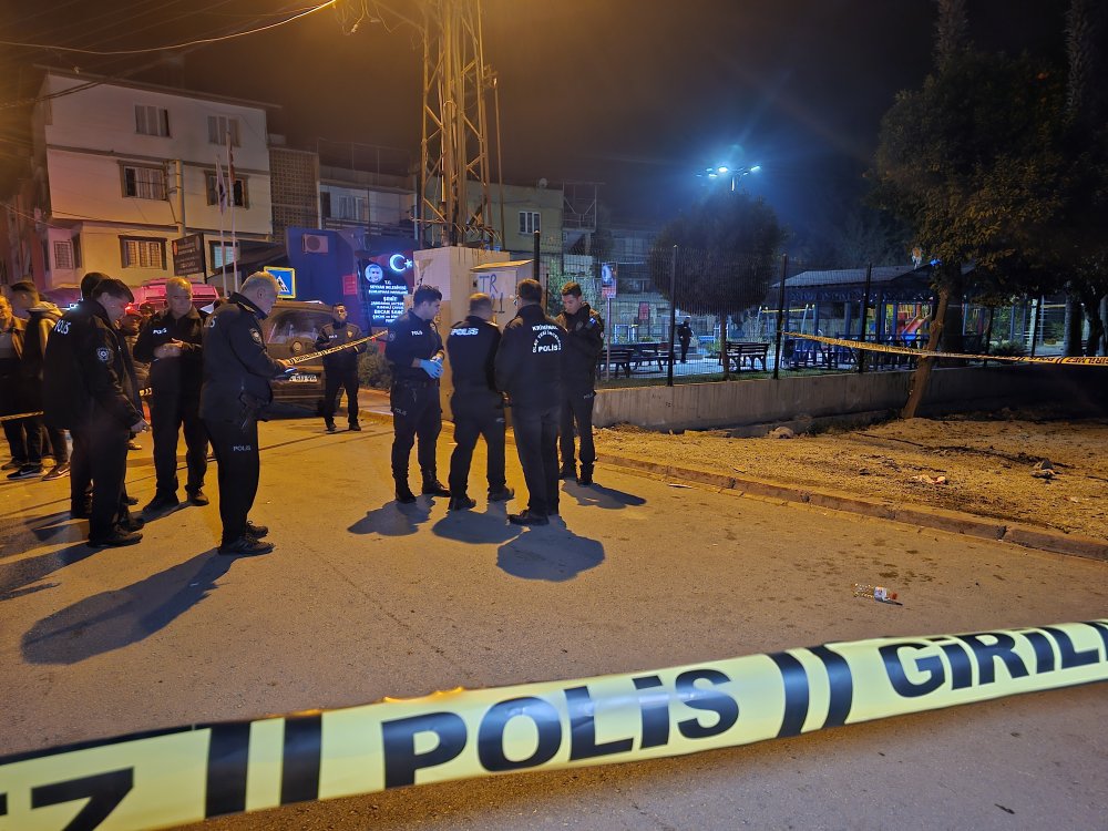Adana'da bir genç evinin önünde tabancayla öldürüldü