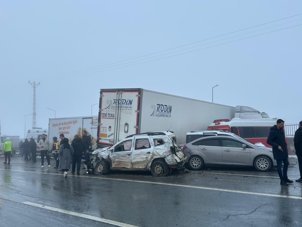 Bitlis-Tatvan kara yolunda 23 araç kazaya karıştı; 1'i ağır 31 yaralı