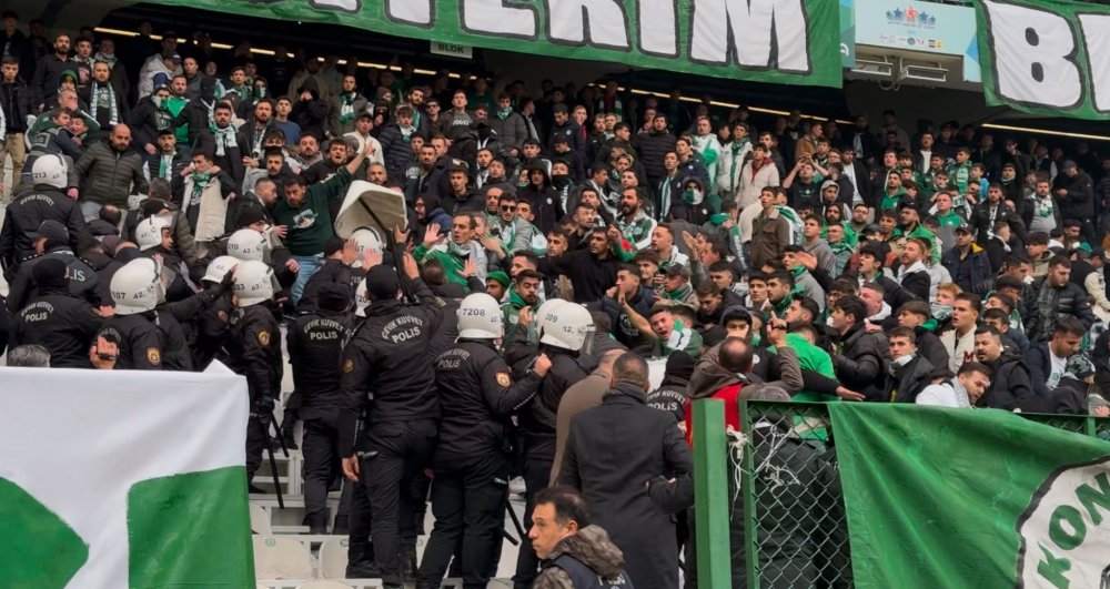 Sahaya girmek isteyen Konyaspor taraftarına polis müdahale etti