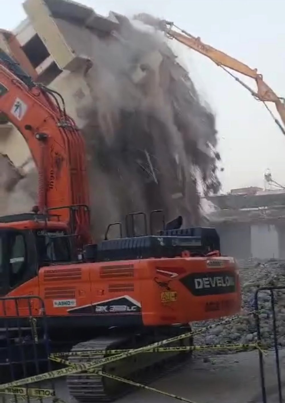 6 katlı bina çöktü