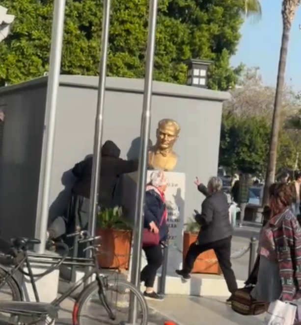 Atatürk büstününe saldırı!