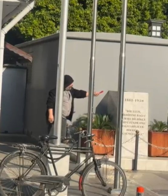 Atatürk büstününe saldırı!