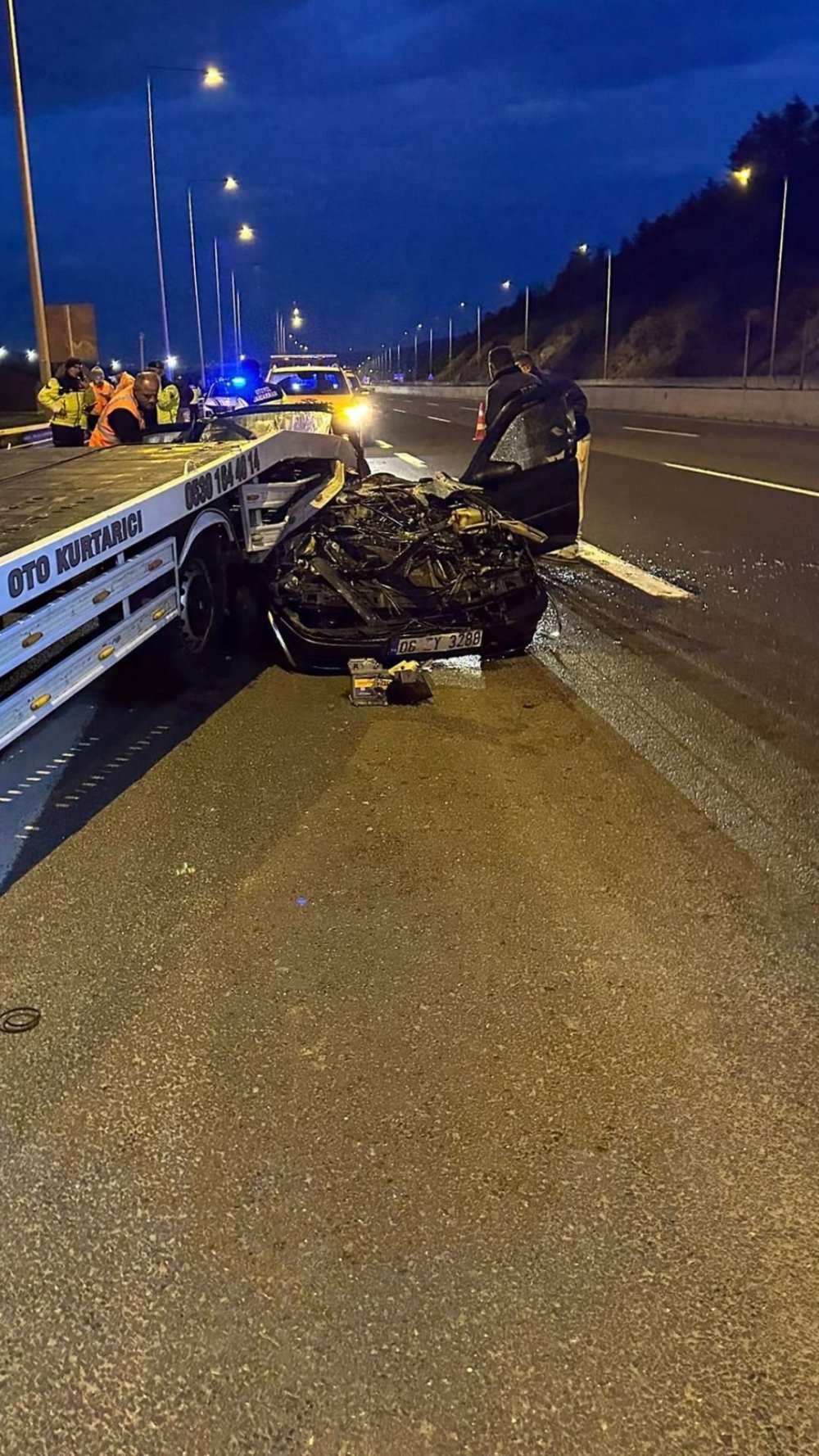 Otomobil çekiciye çarptı: 2 ölü, 1 yaralı