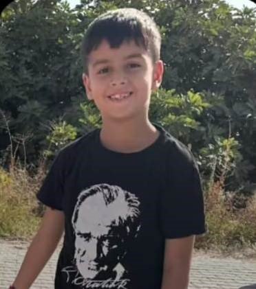 Mersin’de babasının öldürdüğü 8 yaşındaki çocuk toprağa verildi