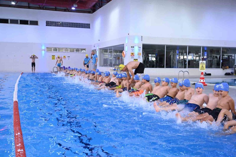 Konya'da binlerce ilkokul öğrencisisi yüzme öğreniyor
