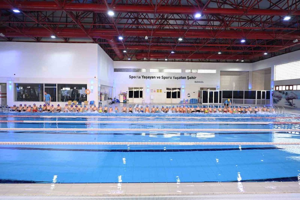 Konya'da binlerce ilkokul öğrencisisi yüzme öğreniyor
