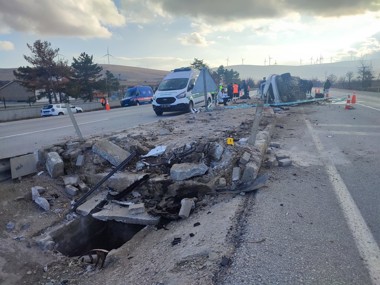 konyada-otomobil-refuje-carpti-3-olu-7.jpg