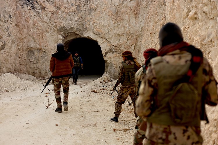 munbicte-teroristlerin-tir-sokabilecekleri-yuksekligi-7-metreye-varan-devasa-tunel-agi-bulundu-2.jpg